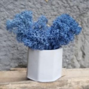 Кашпо Бочка со мхом синего цвета