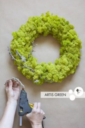 Рождественский венок из мха на двери. Декор из мха.В2