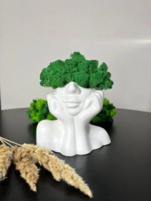 Кашпо девушка ручной работы со стабилизированным мхом зелёный 13*10 см