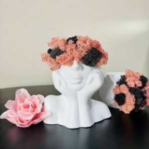 Кашпо девушка ручной работы со стабилизированным мхом микс розовый чёрный 13*10 см